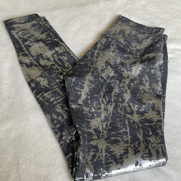 Lululemon Metallic Silver and Black Print Pattern Wunder Under Size 6 28” inseam - Picture 11 of 11